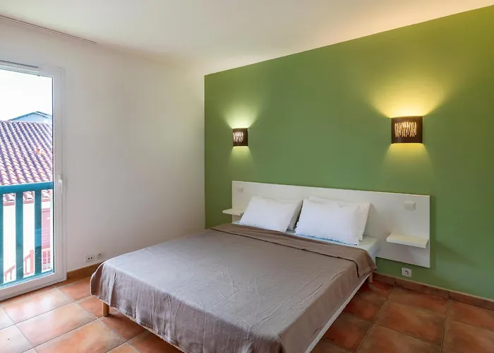 Superbe Avec Piscine, Tennis Et Acces A - Fr-1-239-1108