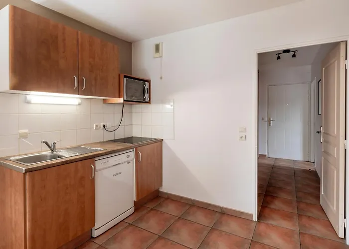 Superbe Avec Piscine, Tennis Et Acces A - Fr-1-239-1108 *